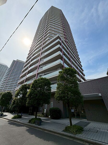 近隣には商業施設も充実しております。