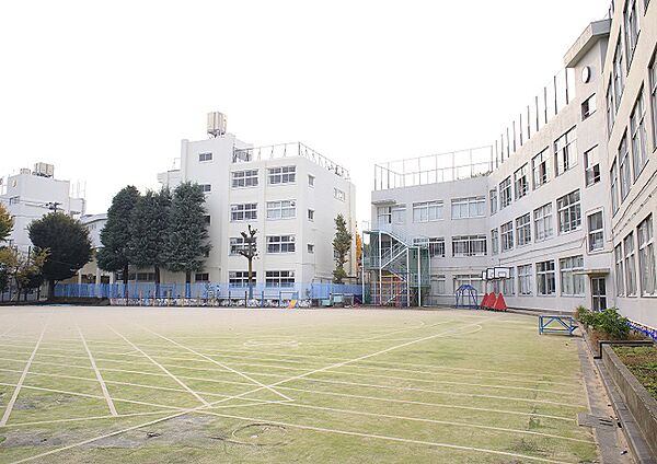 中学校までは5分♪勉強に部活に忙しい中学生には何よりの近さ♪ますます充実の学校生活になりそう♪