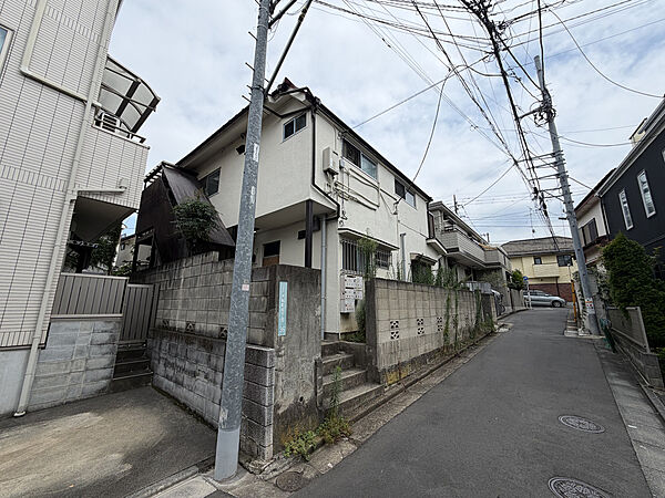 周辺は落ち着いた街並みの第一種低層住居専用地域。