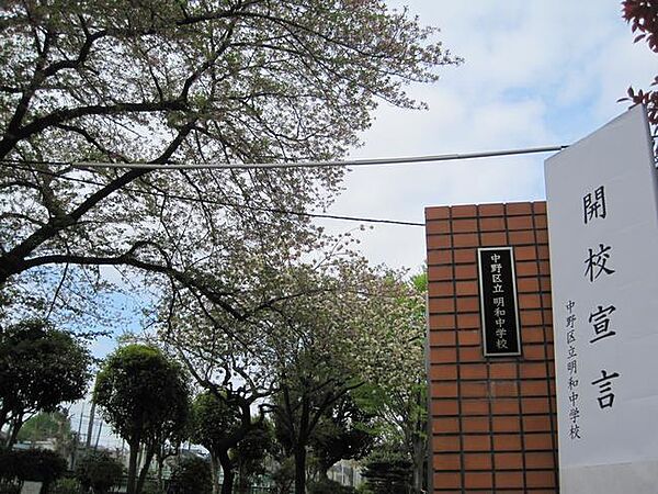登下校時は仲良くお友達とのおしゃべりもはずみますね。ますます充実の学校生活になりそうです♪