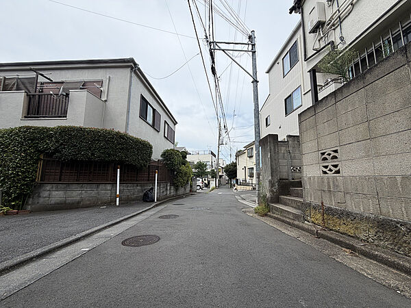 閑静な住宅地で公園が近いため子育て環境良好です。