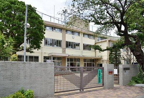 中学校までは7分♪勉強に部活に忙しい中学生には何よりの近さ♪ますます充実の学校生活になりそう♪