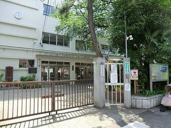小学校まで徒歩8分♪あんしんの子育て環境♪いつでもお子様を近くに感じられる距離感がうれしいですね♪