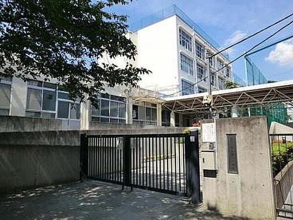 中学校までは8分♪勉強に部活に忙しい中学生には何よりの近さ♪ますます充実の学校生活になりそう♪