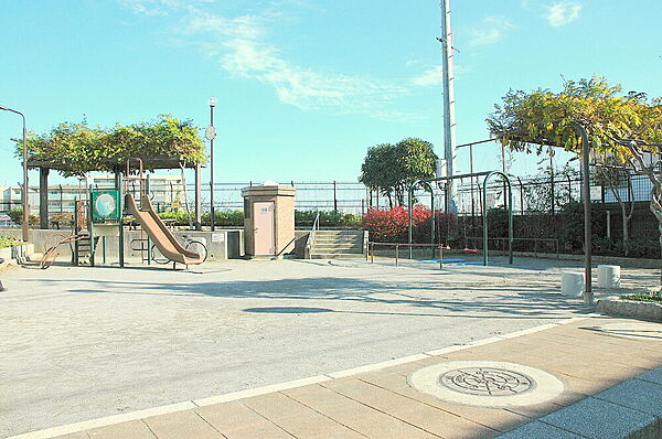 中井東公園まで2分で近くにお住まいのお友達とも集まりやすいですね♪