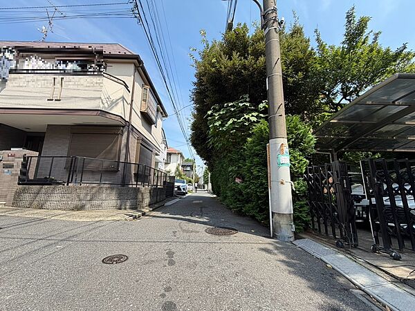 前面道路は交通量が少なく、お子様のお出かけも安心です。