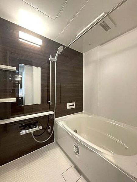 ◇浴室◇毎日の疲れを癒す場所だからこその、シンプルで落ち着いた空間となっています。浴槽にゆっくりと身を沈め深く瞑想をすれば、また新たな活力が湧いてきます。