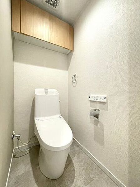 ◇トイレ◇清潔感溢れ、居心地よく落ち着ける空間となっています。グリーンをプラスしてさらに清潔感をアップするのもオススメです。空気がきれいに感じられ、おしゃれ度もアップしますね。