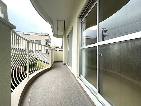 ◇バルコニー◇1日を通して明るいバルコニー。陽の光がたっぷりと降り注ぎますのでお洗濯物もよく乾きそうですね。日中の最も洗濯物干しに適した時間帯を最大限に活用できます。