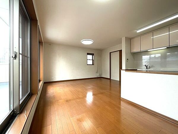 ◇リビング◇過ごす時間と共に刻々と表情を変えていく住まい、季節によってさまざまな表情を見せてくれるわが家は、時を重ね思いを紡ぐ場所です。ご家族の一家団欒を心ゆくまでお楽しみください。