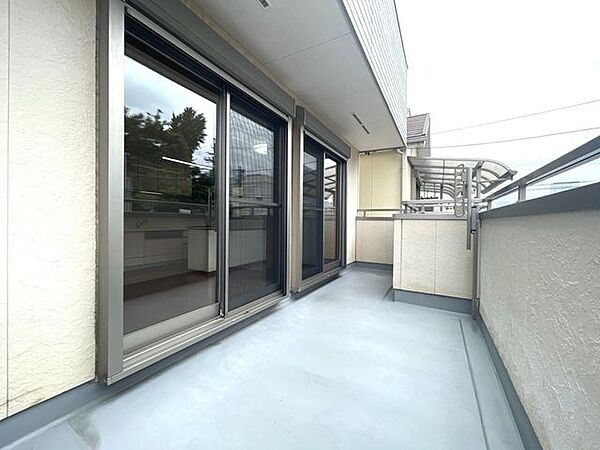 ◇バルコニー◇南側に面したバルコニーですので1日を通して明るいです。陽の光がたっぷりと降り注ぎますのでお洗濯物もよく乾きそうですね。日中の最も洗濯物干しに適した時間帯を最大限に活用できます。