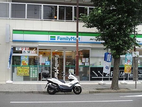 ファミリーマート栄二丁目店 100m