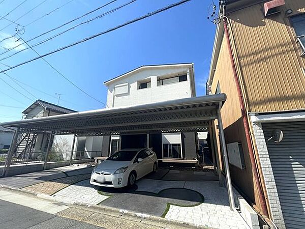 ◇外観◇カーポート付き普通車3台駐車可能なので、車を多く所有している方にはおすすめです。白を基調としたシンプルデザインの2024年築3階建て9LDK一戸建てです。