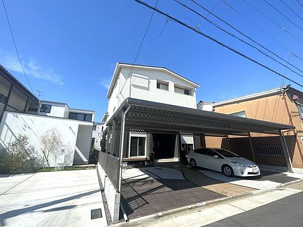 ◇外観◇スーパーやコンビニ、ドラッグストア、郵便局など、毎日の生活に必要な施設がすべて徒歩圏内にそろっています。周辺施設が充実しているかどうかも物件選びにおいては大切なポイントですね。