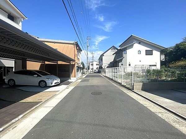 ◇前面道路◇道路幅が5.5mなのでゆったり駐車できます。