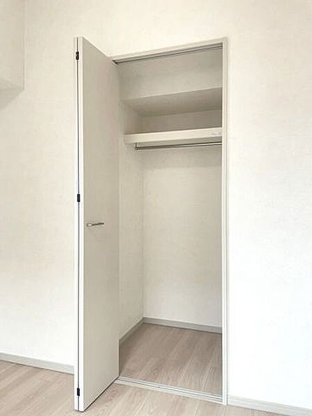 ◇クローゼット◇クローゼットには枕棚とハンガーパイプを設置。外套や大切なお洋服は傷まないよう、そのままかけて収納。お出かけの小物も枕棚ですっきり片付きます。