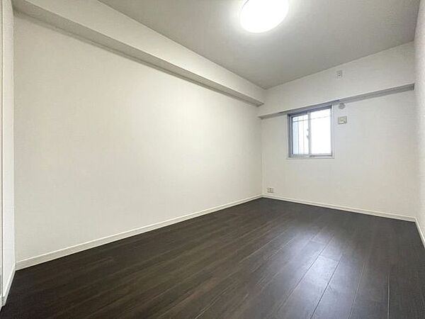 ◇洋室◇主寝室に最適なこちらのお部屋はベッドだけでなく、テレビやタンス、ドレッサーなども置いていただけます。1日の多くの時間を過ごす空間は快適でありたいですね。