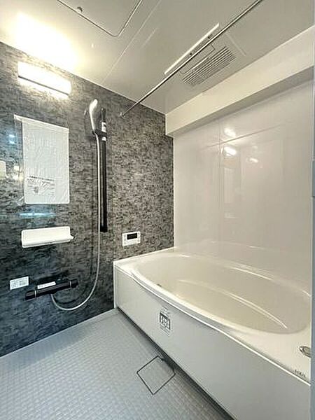 ◇浴室◇毎日の疲れを癒す場所だからこその、シンプルで落ち着いた空間となっています。浴槽にゆっくりと身を沈め深く瞑想をすれば、また新たな活力が湧いてきます。浴室換気乾燥機付きです。
