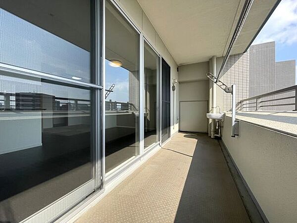 ◇バルコニー◇南側に面したバルコニーですので1日を通して明るいです。陽の光がたっぷりと降り注ぎますのでお洗濯物もよく乾きそうですね。日中の最も洗濯物干しに適した時間帯を最大限に活用できます。