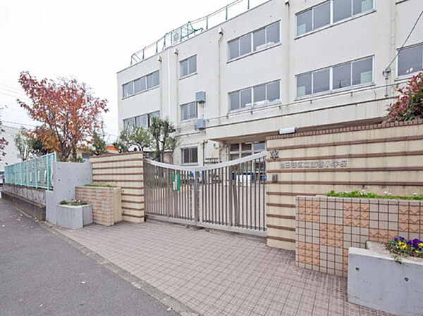 小学校まで徒歩6分♪あんしんの子育て環境♪いつでもお子様を近くに感じられる距離感がうれしいですね♪