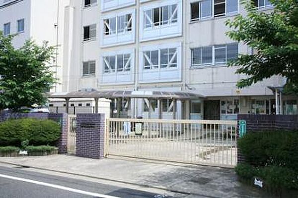 中学校までは8分♪勉強に部活に忙しい中学生には何よりの近さ♪ますます充実の学校生活になりそう♪