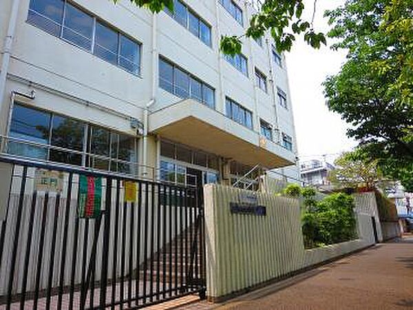 登下校時は仲良くお友達とのおしゃべりも弾みますね。ますます充実の学校生活になりそうです♪
