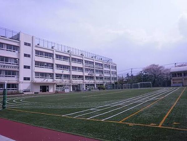 小学校まで徒歩9分♪あんしんの子育て環境♪いつでもお子様を近くに感じられる距離感がうれしいですね♪