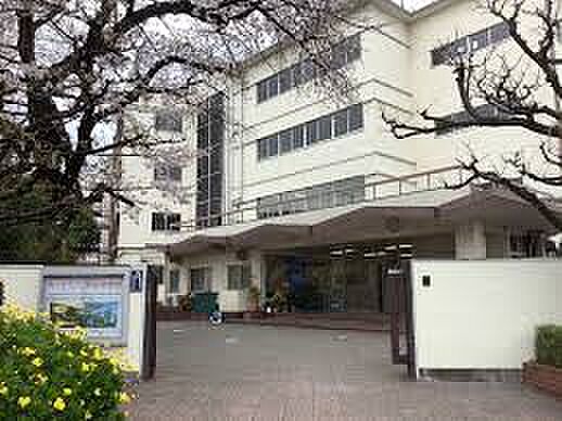 中学校までは8分♪勉強に部活に忙しい中学生には何よりの近さ♪ますます充実の学校生活になりそう♪