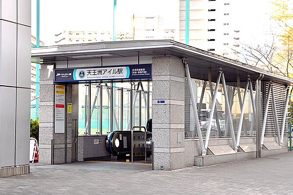 運河沿いにはボードウォークが整備されており、都心でありながら開放感があります。ドラマのロケ地にもよく使われる美しい街並みです。
