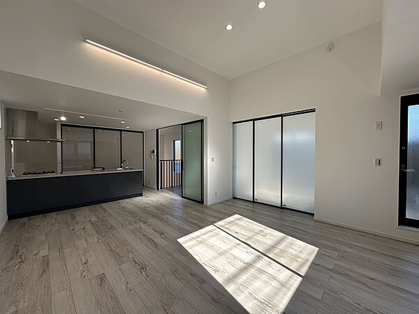 お部屋全体を見渡す事のできる対面キッチン。キッチンに立つ人が、リビングの全員とコミュニケーションがとれ、会話をしながら楽しくお料理ができます♪どんどんお料理が好きになりそうですね！