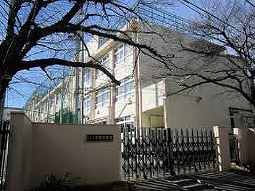 中学校までは13分♪勉強に部活に忙しい中学生には何よりの近さ♪ますます充実の学校生活になりそう♪