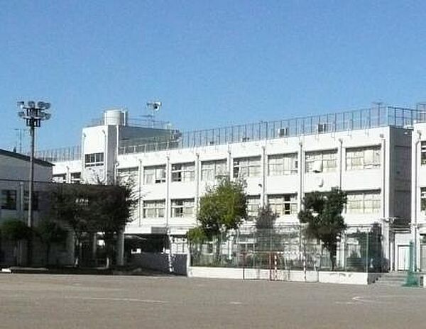 中学校まで9分です。勉強に部活に忙しい中学生には何よりの近さ♪ますます充実の学校生活になりそう♪