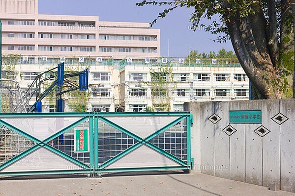小学校までは2分♪いつでもお子様を近くに感じられるのが安心ですね。