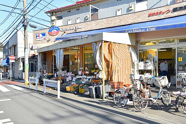 確かな品揃えで地域を支えるスーパーです。