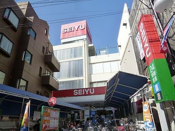 確かな品揃えで地元を支えるスーパーです。