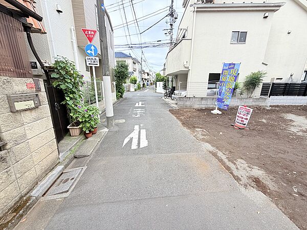 第一種低層住居専用地域に位置する閑静な住宅地。