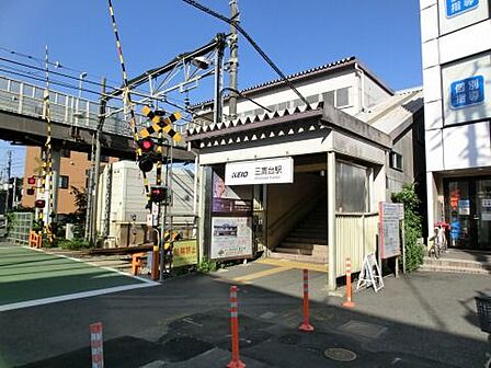 三鷹台駅徒歩7分の近さ。忙しい朝が助かる立地、暮らしにゆとりが生まれます