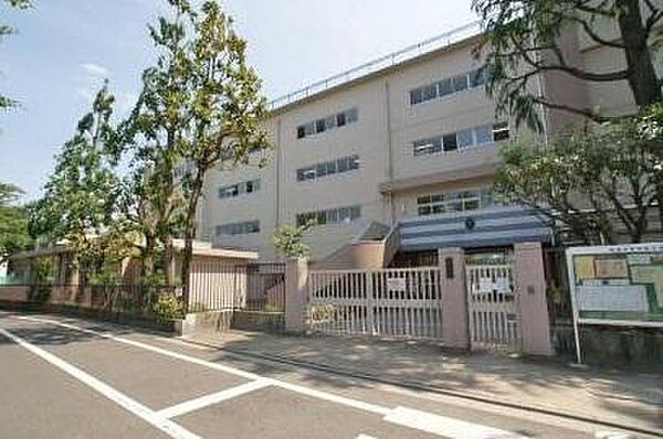 中学校までは9分♪勉強に部活に忙しい中学生には何よりの近さ♪ますます充実の学校生活になりそう♪
