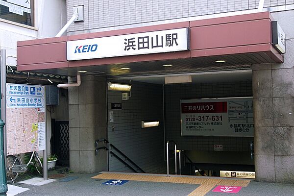駅北口から井の頭通りへ続く浜田山メインロード商店街には、昔ながらの個人店からおしゃれなカフェ、ドラッグストアなど約50店舗以上が並びます。