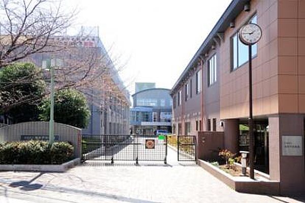 登下校時は仲良くお友達とのおしゃべりもはずみますね。ますます充実の学校生活になりそうです♪