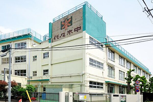 中学校までは4分♪勉強に部活に忙しい中学生には何よりの近さ♪ますます充実の学校生活になりそう♪