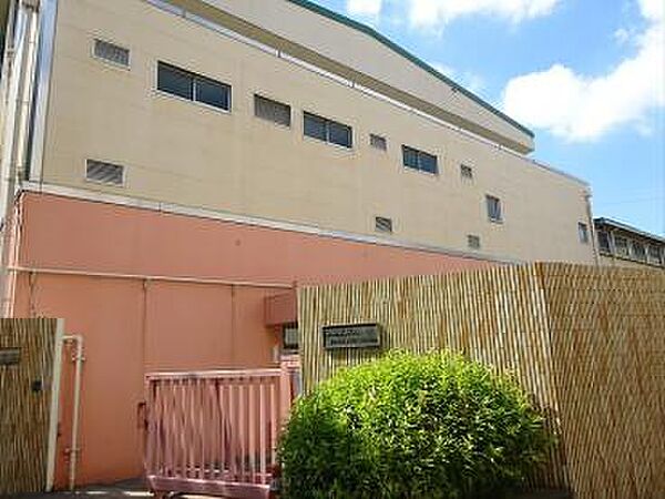 中学校までは4分♪勉強に部活に忙しい中学生には何よりの近さ♪ますます充実の学校生活になりそう♪