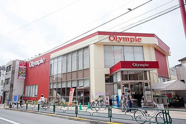 確かな品揃えで地元を支えるスーパーです。