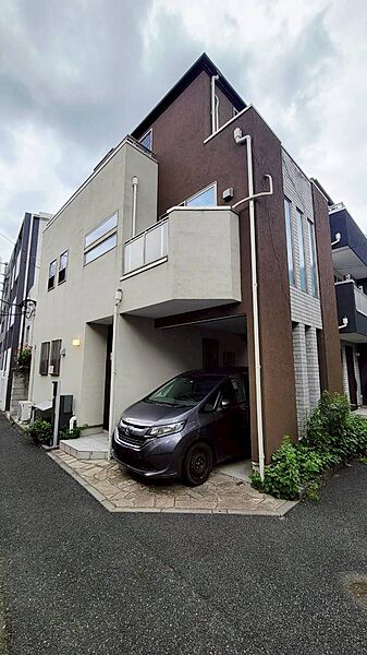どこへ行くにも軽快アクセス！駐車スペース付きの便利な街なか戸建て。