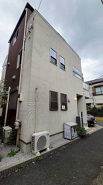 都心にありながら、この開放感。四方を圧迫されない「角地」で叶える伸びやかな暮らし。