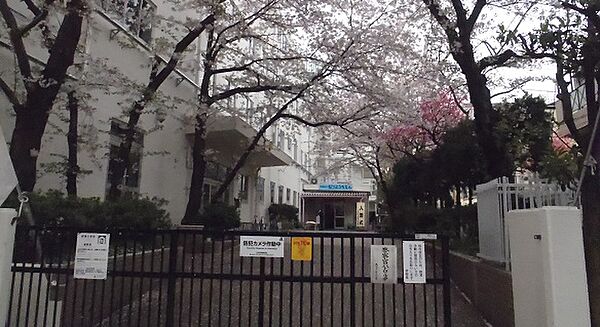 小学校まで徒歩3分♪あんしんの子育て環境♪いつでもお子様を近くに感じられる距離感がうれしいですね♪