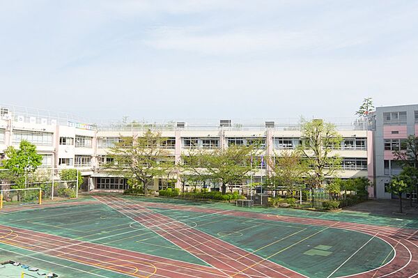 小学校まで徒歩4分♪あんしんの子育て環境♪いつでもお子様を近くに感じられる距離感がうれしいですね♪