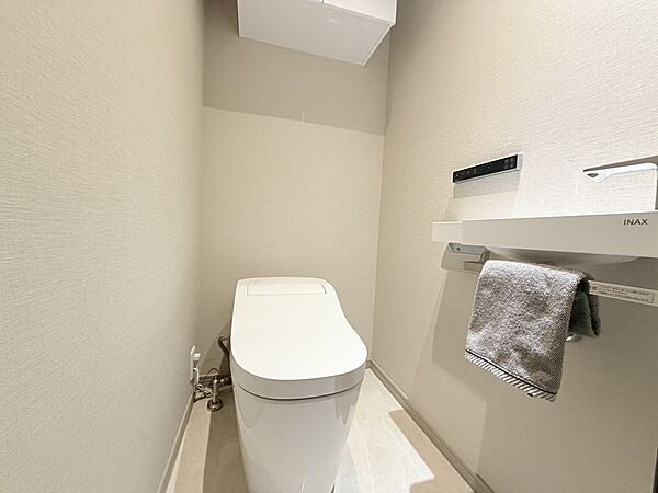 トイレの上部には収納付き。トイレットペーパー等の買い置きもスマートに収納できます。
