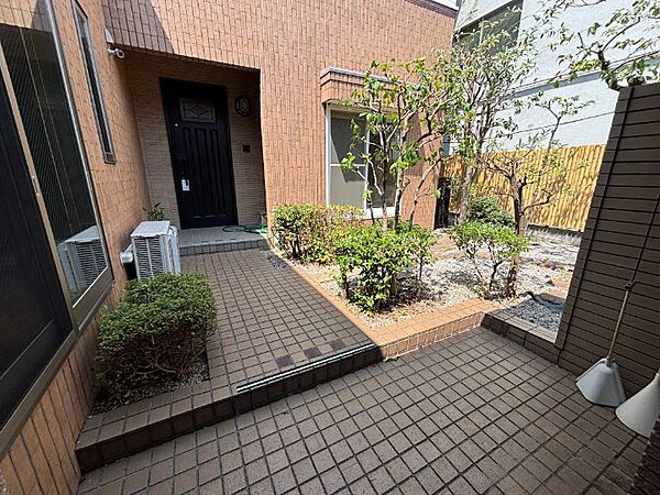 住まう方の心を和ませる豊かな緑。アプローチ空間に穏やかな表情を演出します。
