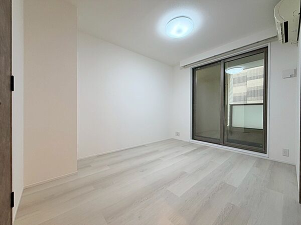 【洋室6帖】バルコニーに面した明るいお部屋です♪